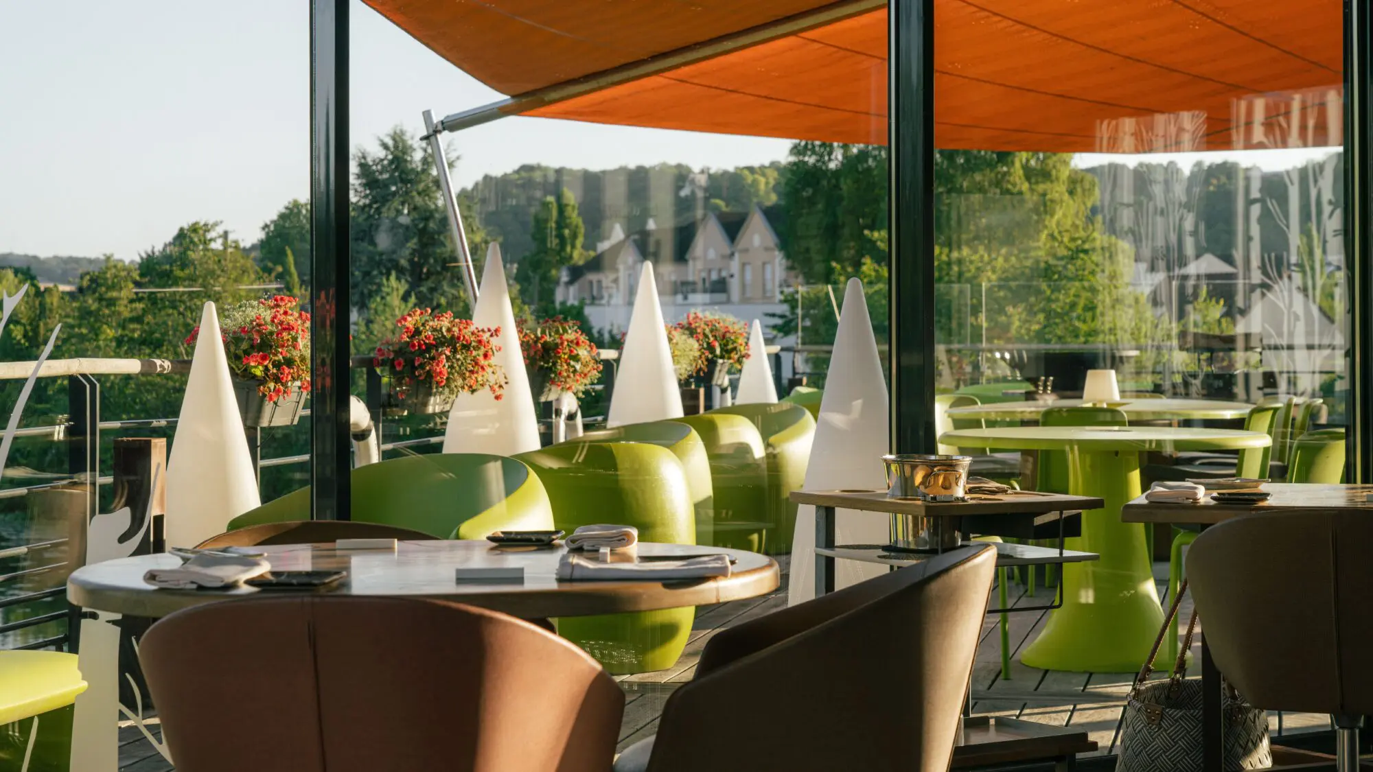 Terrasse du restaurant La Madeleine au bord de l'Yonne, à Sens