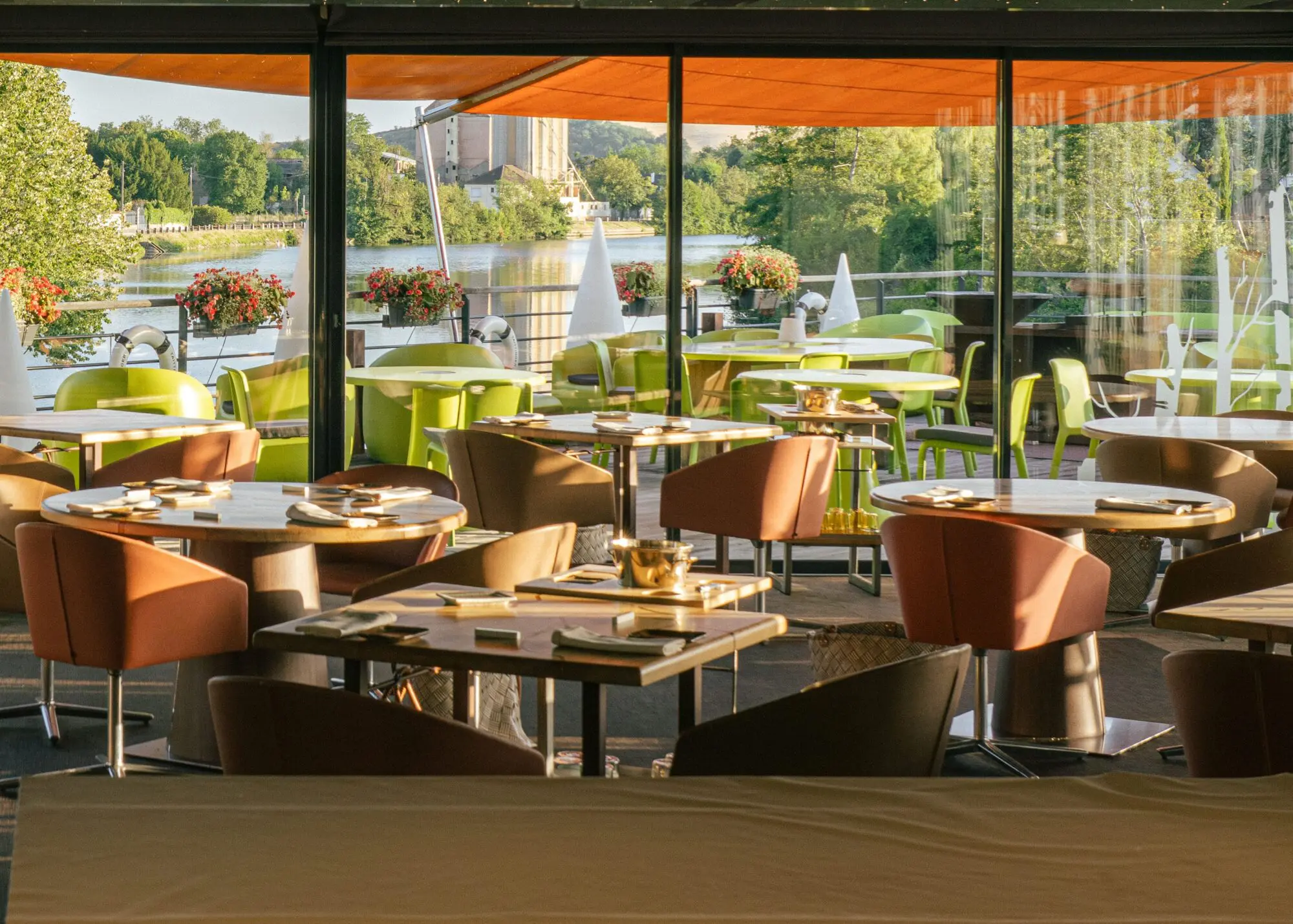 Salle du restaurant La Madeleine, tables dressées face à l'Yonne, à Sens