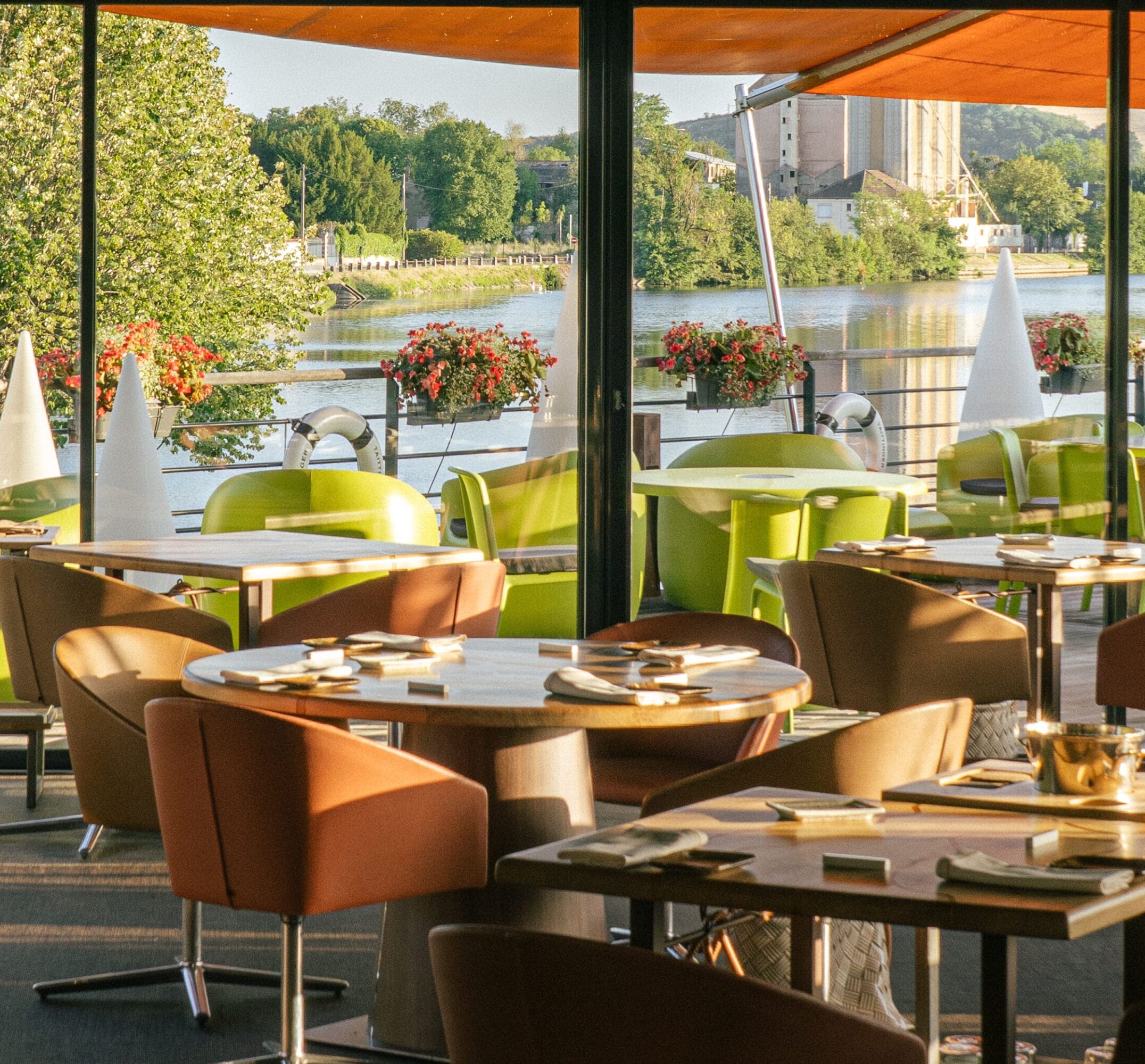 Salle du restaurant La Madeleine, tables dressées face à l'Yonne, à Sens