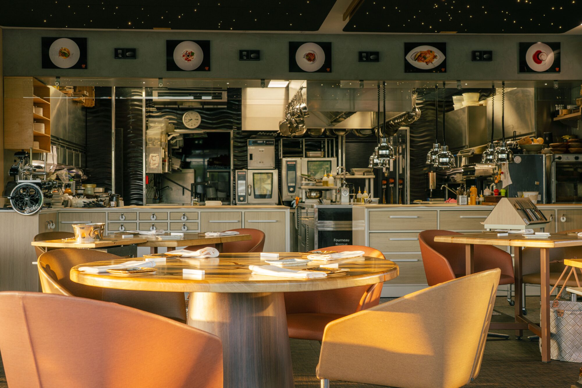 Cuisine ouverte et salle du restaurant gastronomique La Madeleine, à Sens