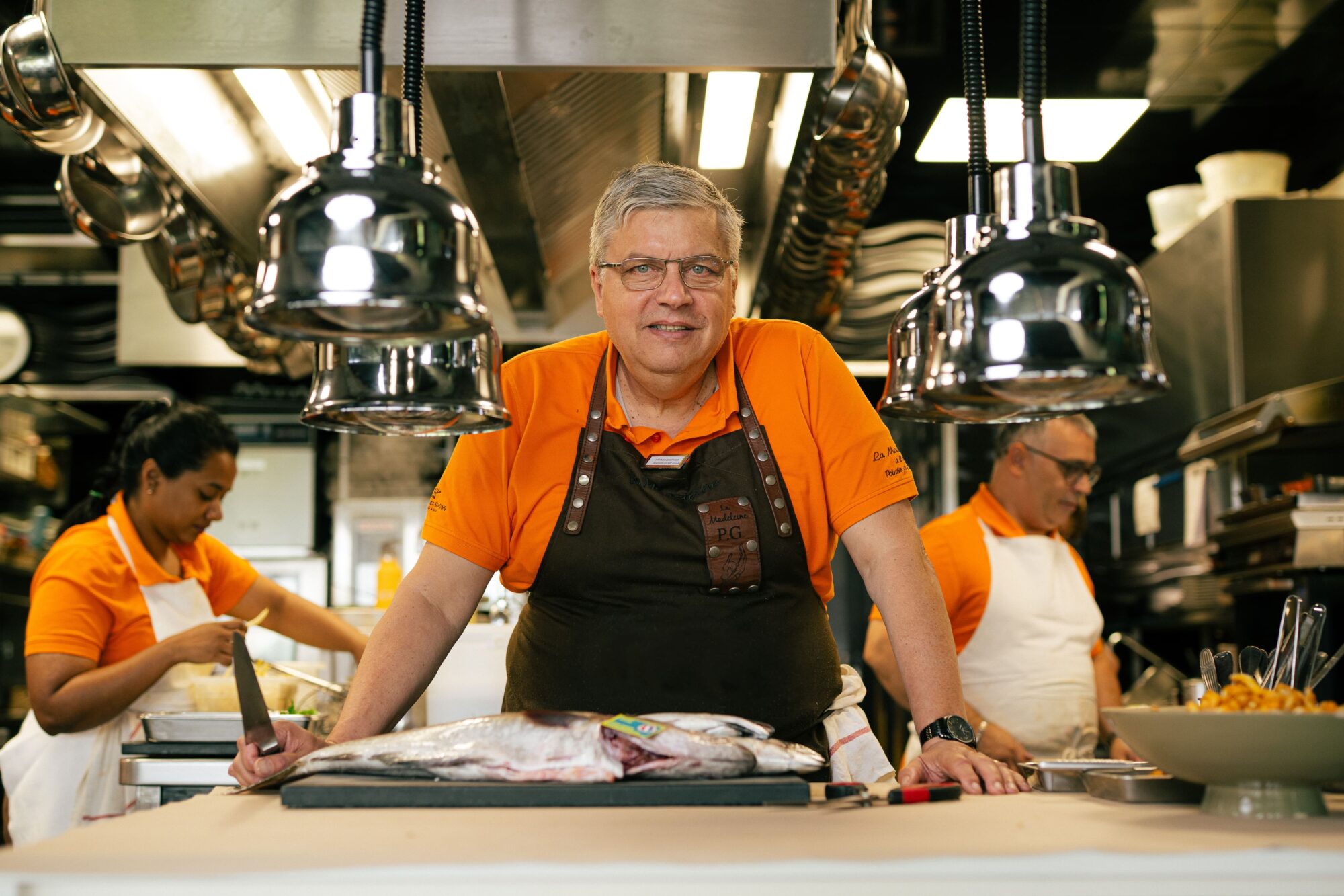 Patrick Gauthier, chef étoilé de La Madeleine à Sens, en cuisine sous les lampes chauffantes
