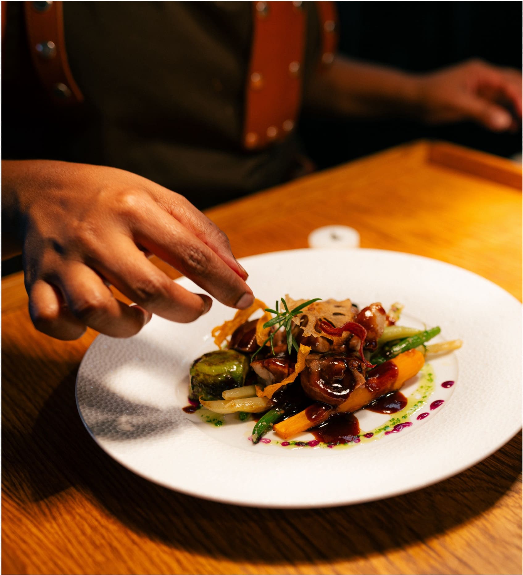 Dressage d'une assiette gastronomique par la brigade de La Madeleine, restaurant étoilé à Sens