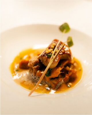 Foie gras poêlé aux champignons et sauce ambrée, assiette du menu de La Madeleine